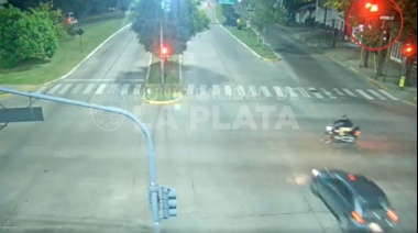 El video de la conductora que cruzó en rojo y mató a un motociclista en La Plata