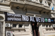 Caputo lo acusó de cobrar $ 18 millones y Yacobitti publicó sus recibos de sueldo