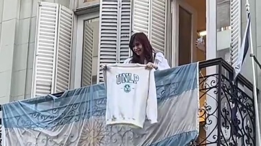 Cristina salió al balcón del Instituto Patria con un buzo de la UNLP