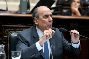 Francos acusó “operación política” al esbozar una frágil defensa del Gobierno