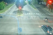 El video de la conductora que cruzó en rojo y mató a un motociclista en La Plata